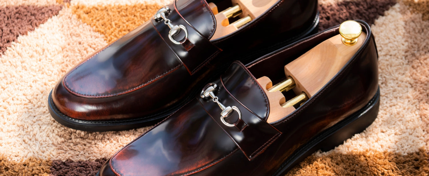 Sneakers vs. lædersko: Hvornår vælger du hvad?