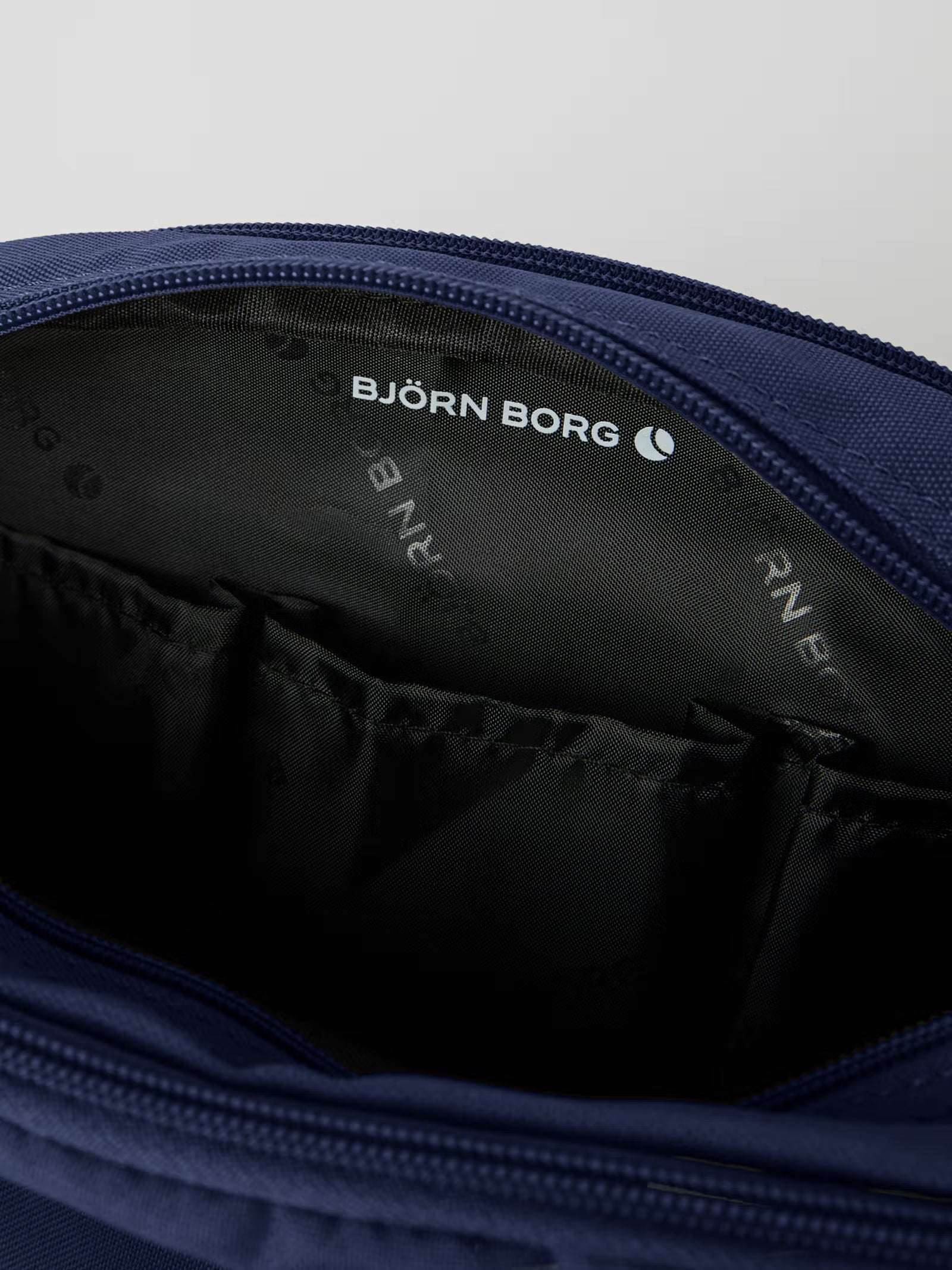 CORE WASH BAG STANDING