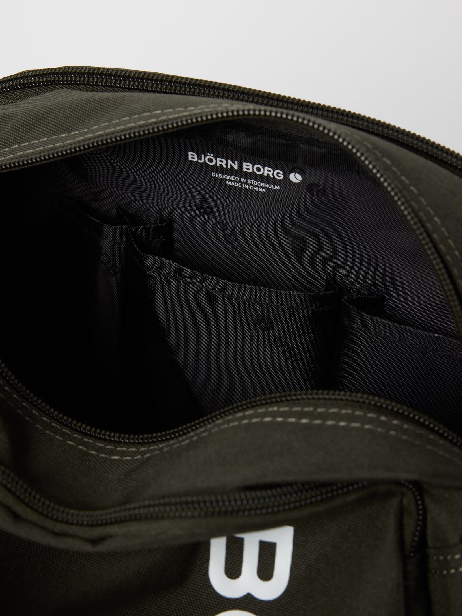 CORE WASH BAG STANDING