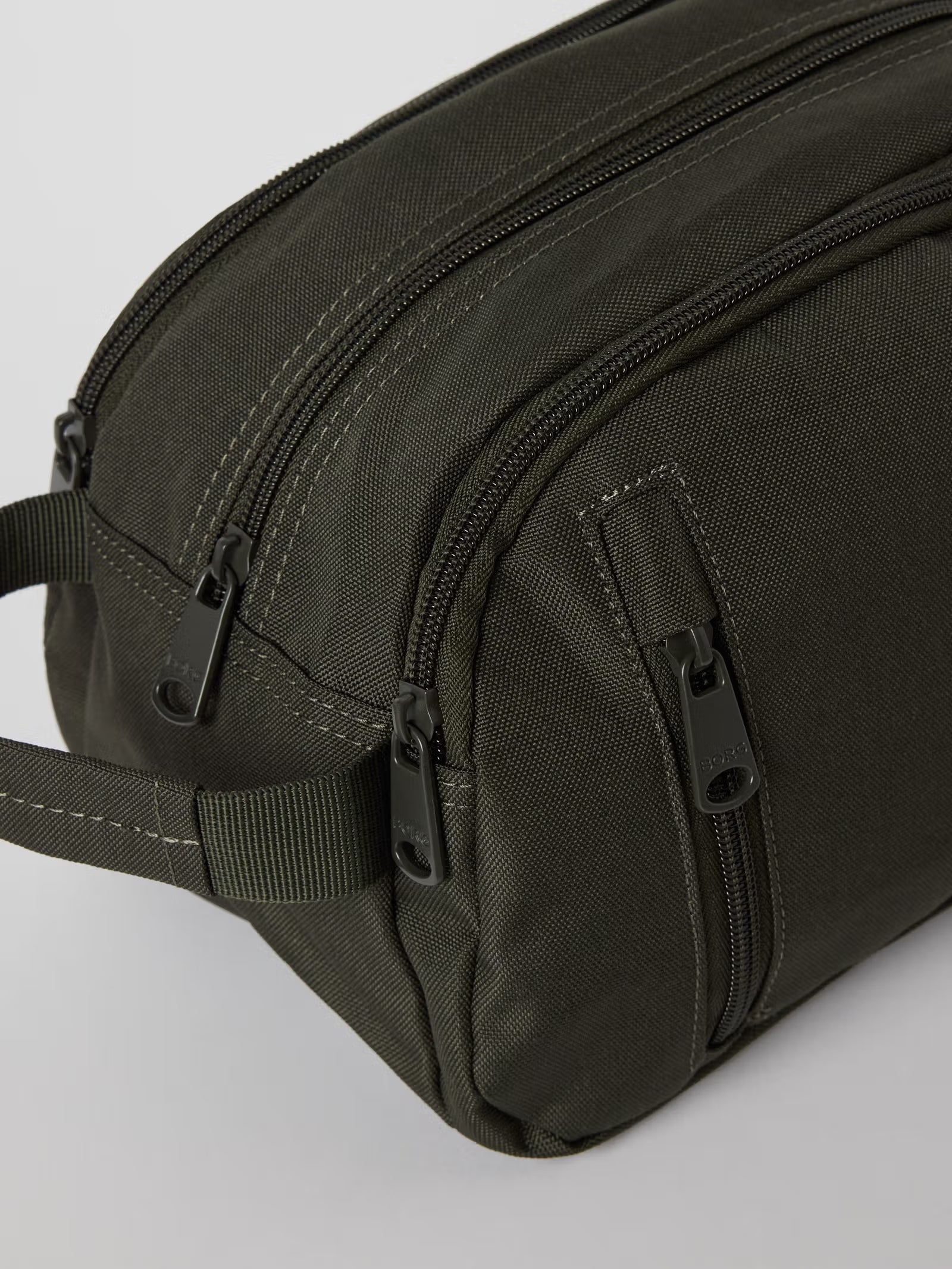 CORE WASH BAG STANDING