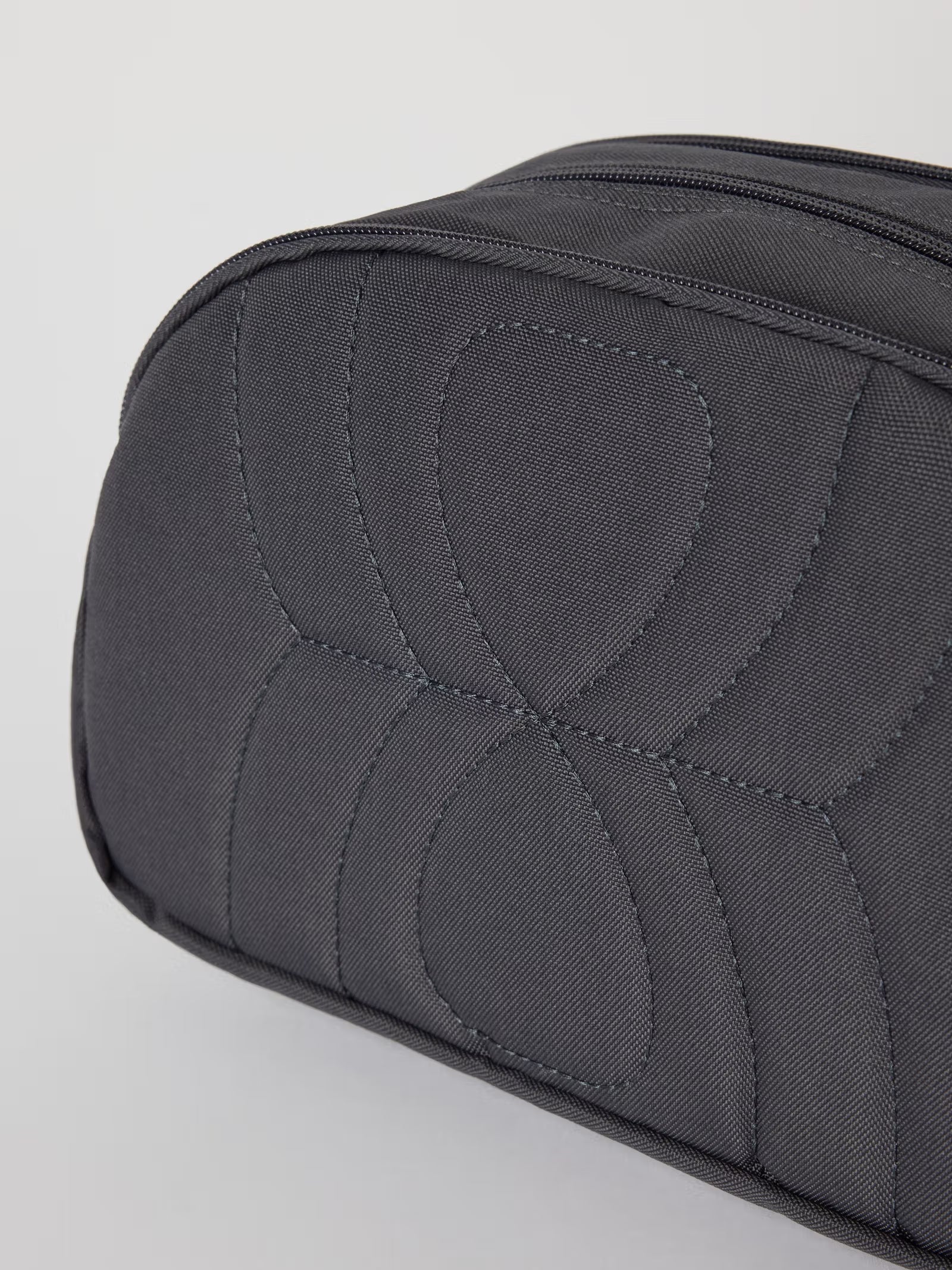 CORE WASH BAG STANDING