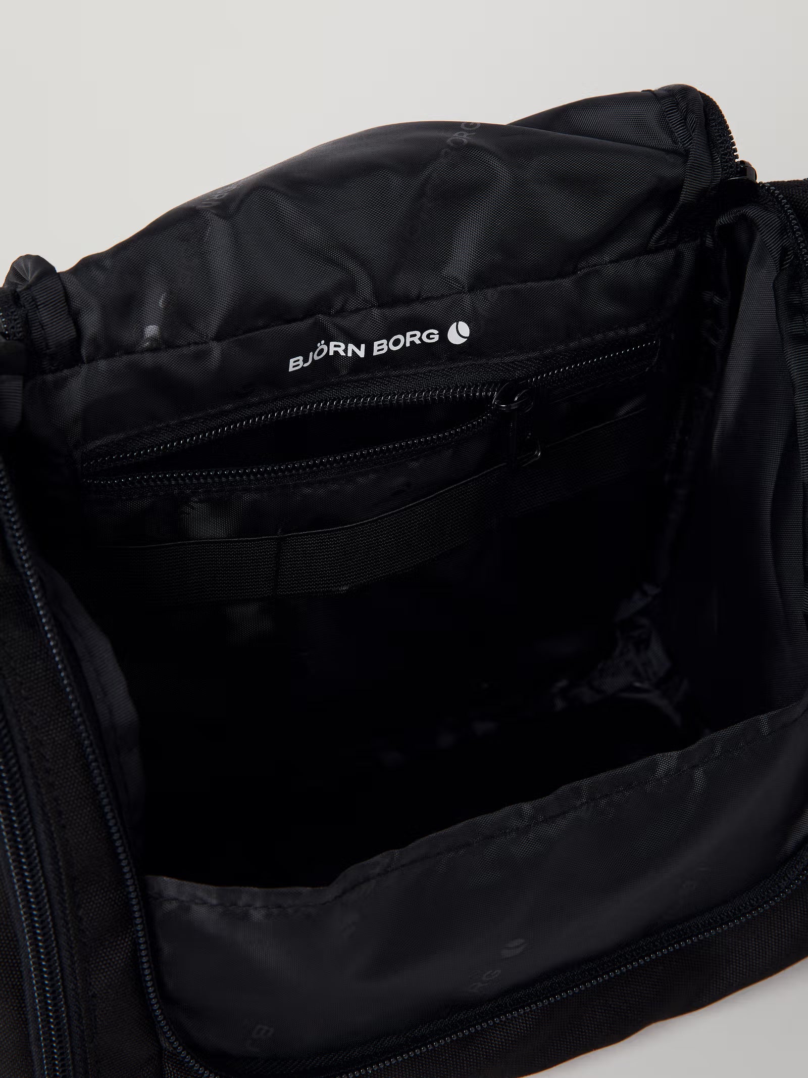 CORE WASH BAG HANGING