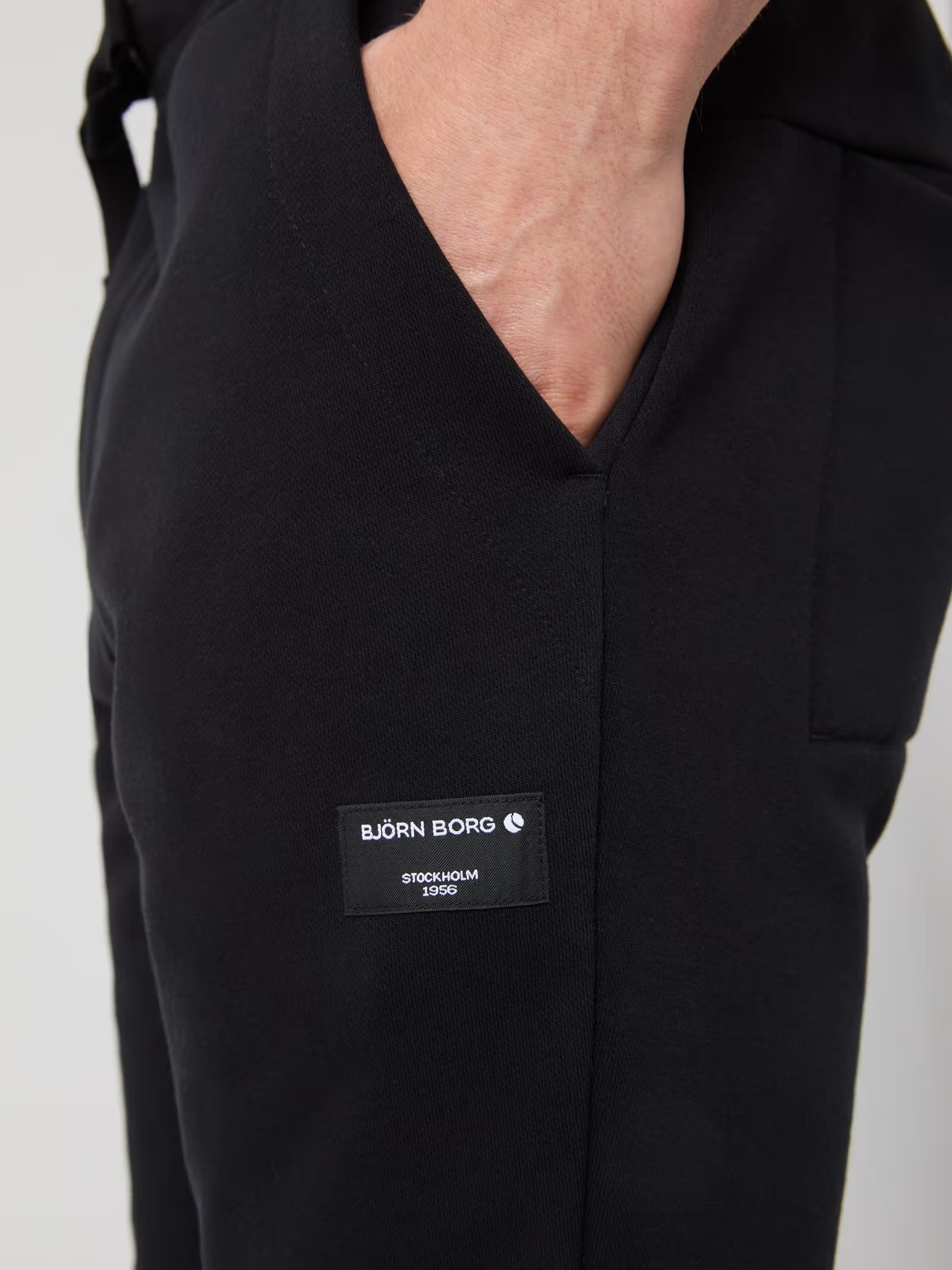 CENTRE TAPERED SWEATPANTS