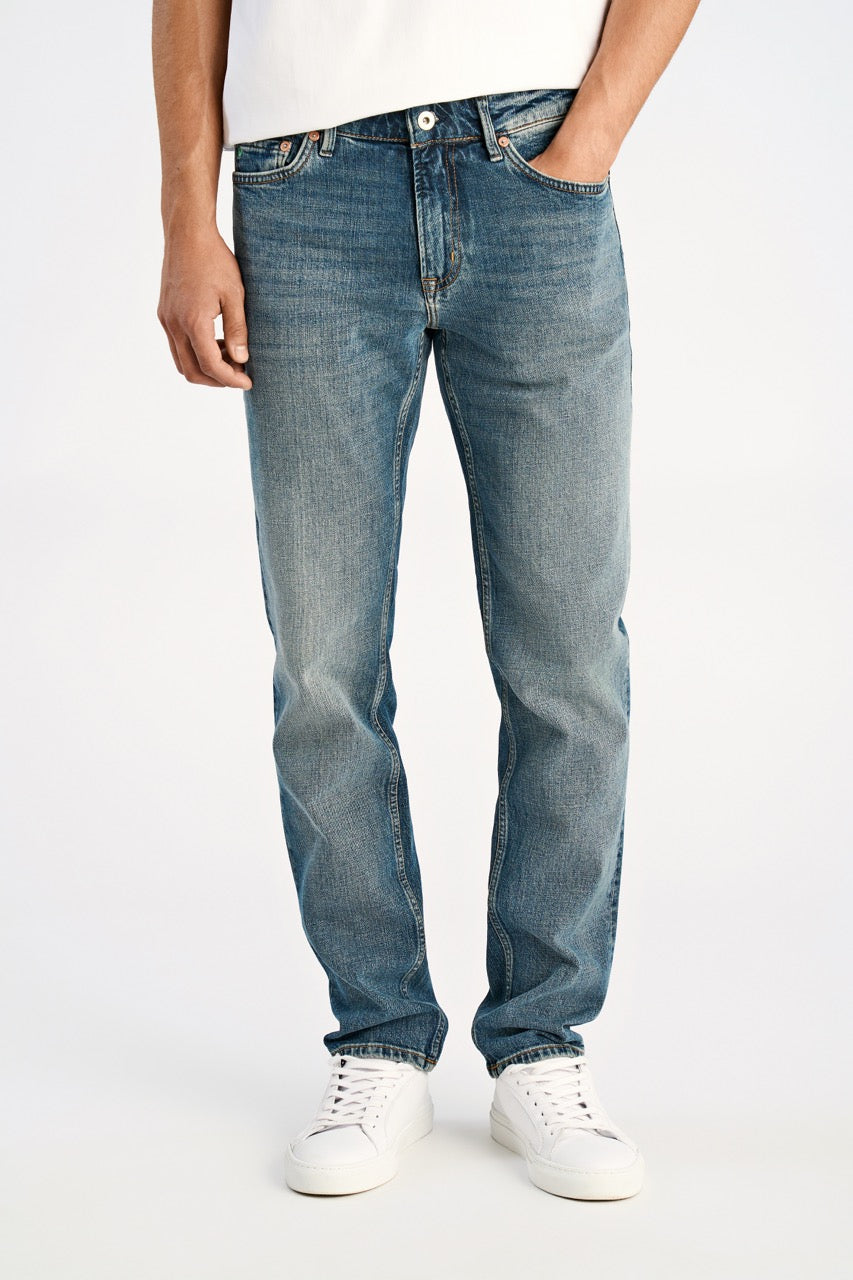 Heavy wash tapered fit jeans