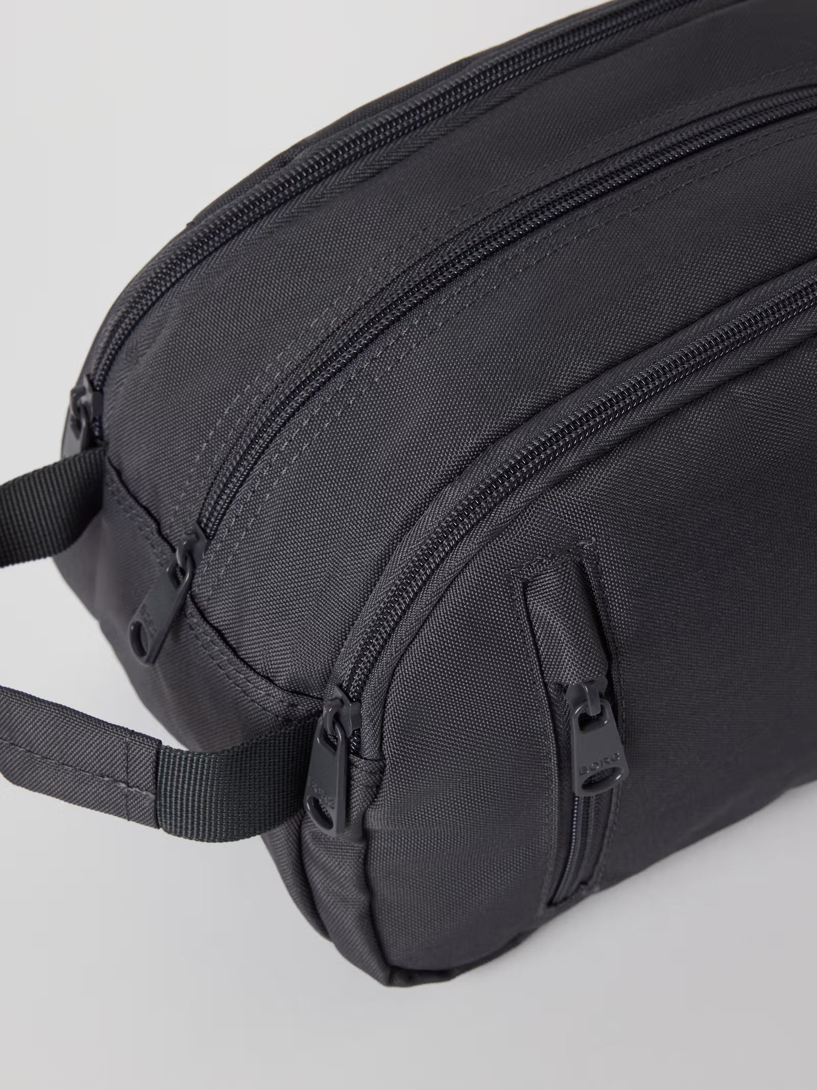 CORE WASH BAG STANDING