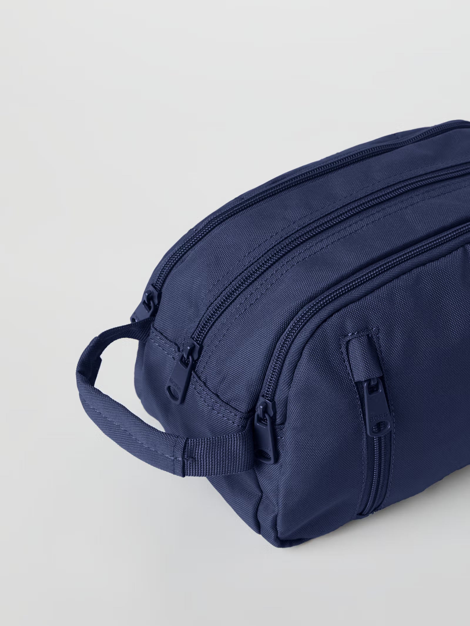 CORE WASH BAG STANDING