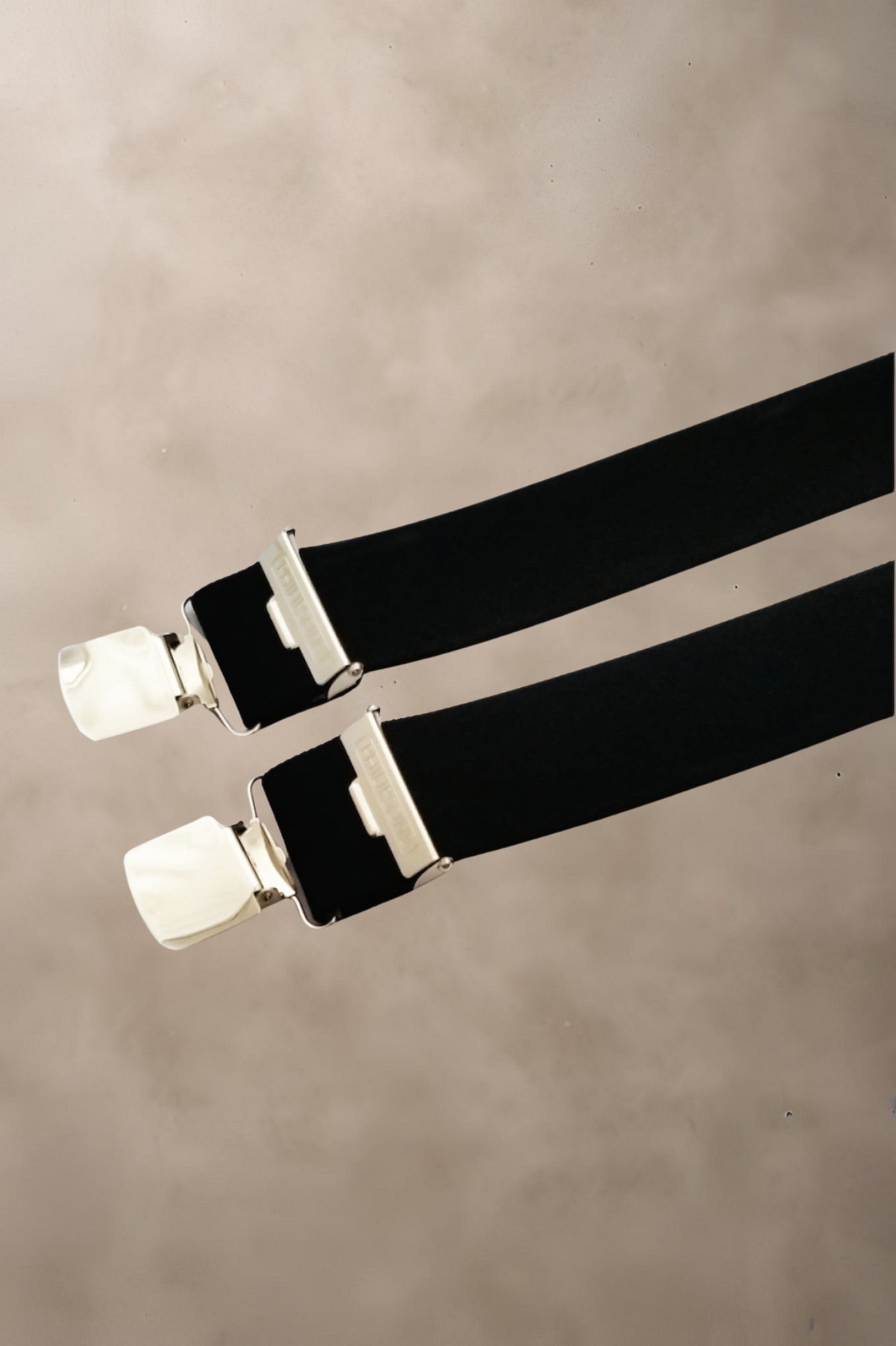 Philipsons 36 mm brede seler i klassisk design med metalclips, tilgængelige i flere farver