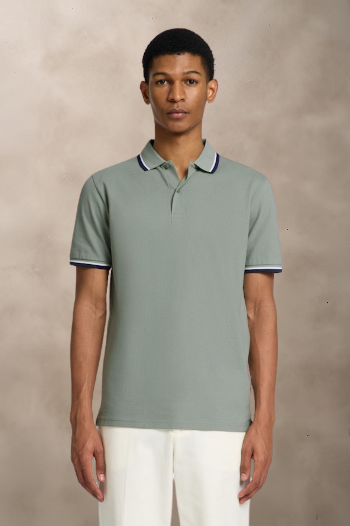 Slim fit polo fra Selected med klassisk polokrave, knaplukning og korte ærmer, i en blød bomulds- og elastanblanding.