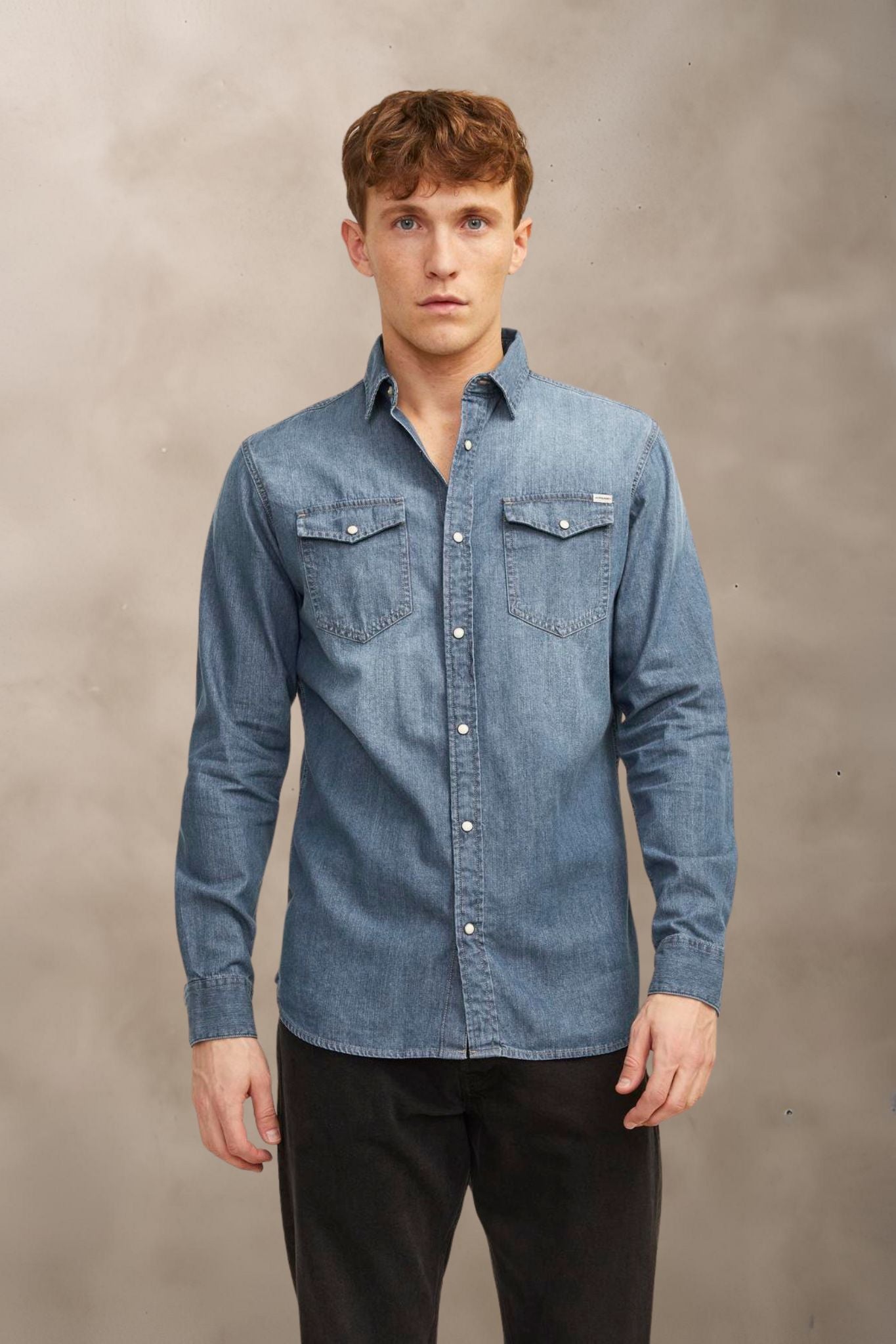 Jack & Jones denimskjorte i slim fit med skjortekrave, lange ærmer og brystlommer.