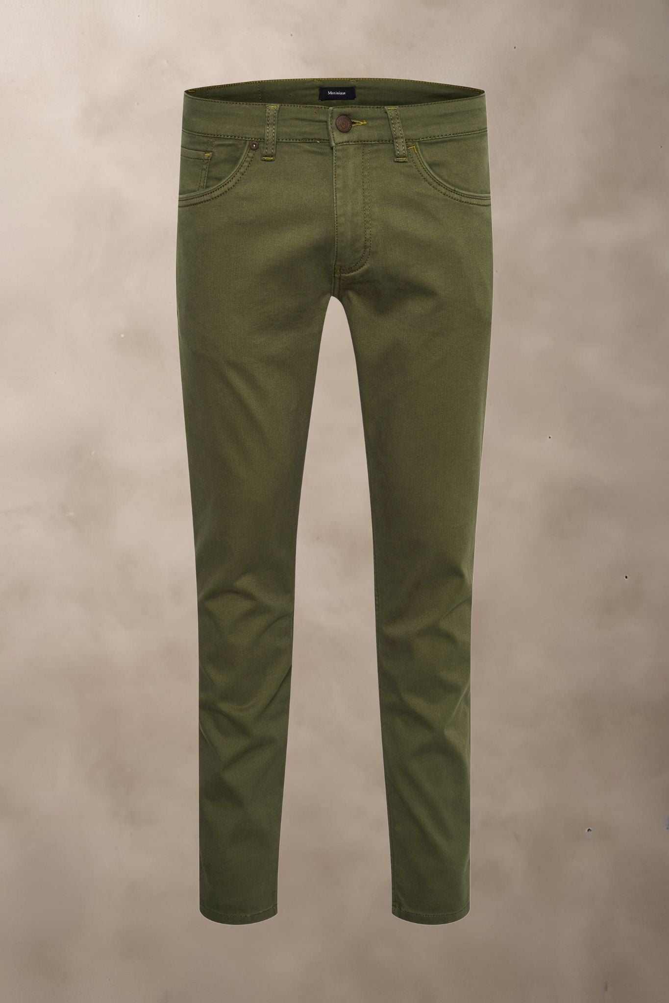 Matinique 5-lommet chinos med slim fit og stretch-materiale, ideelle til hverdag og arbejde.